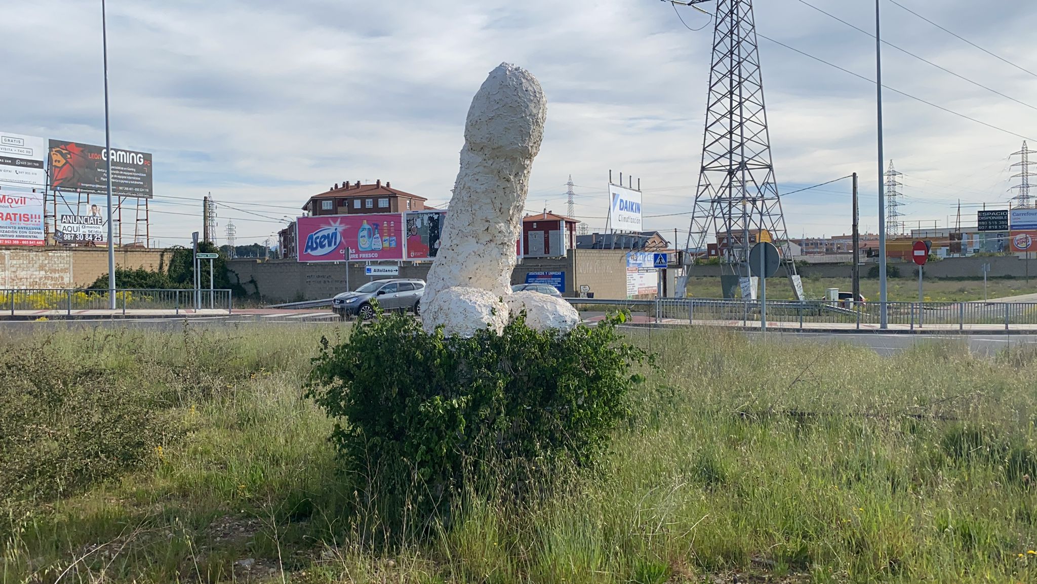 La escultura aparecida esta mañana en la LE-20 no deja indiferentes a los conductores que atraviesan la rotonda.