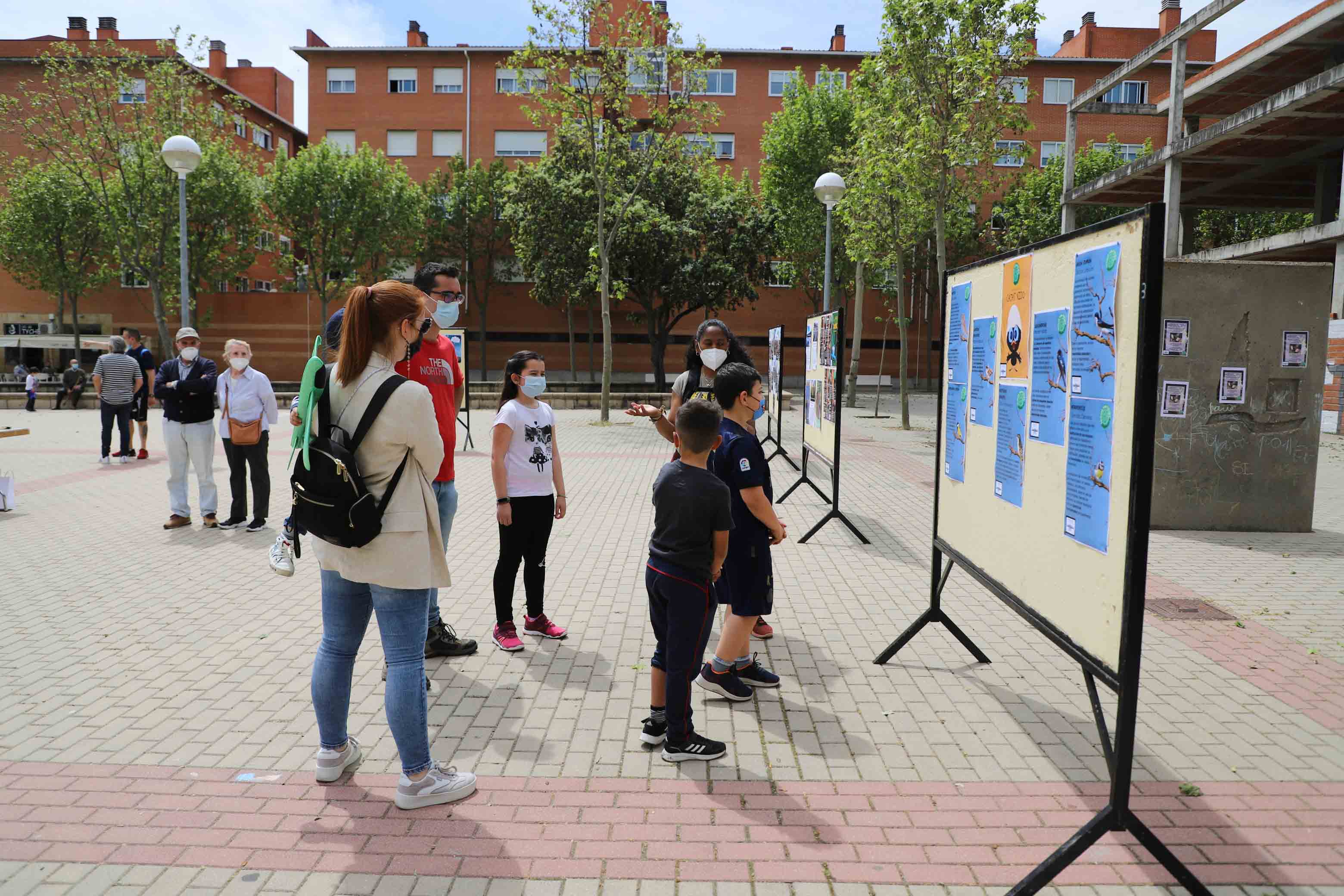 Los niños del barrio de El Zurguen aprenden a plantar árboles