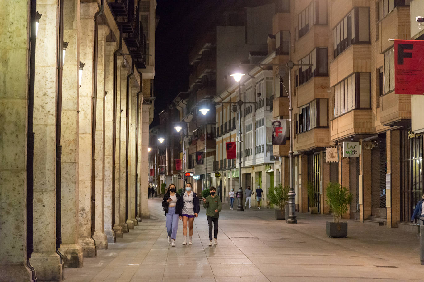 Palentinos en la Calle Mayor después de la medianoche.