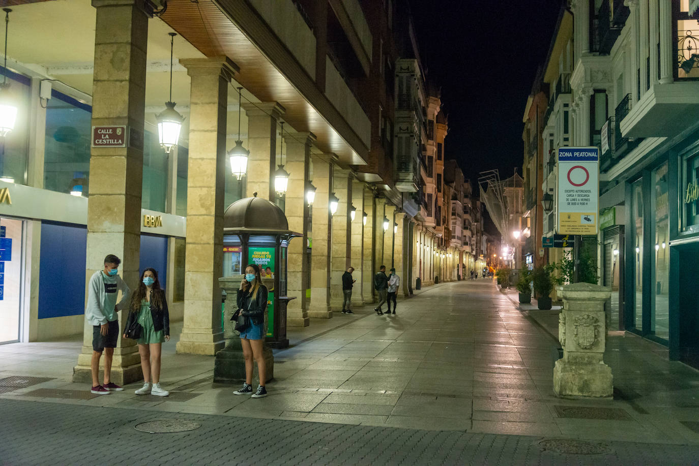 Palentinos en la Calle Mayor después de la medianoche.