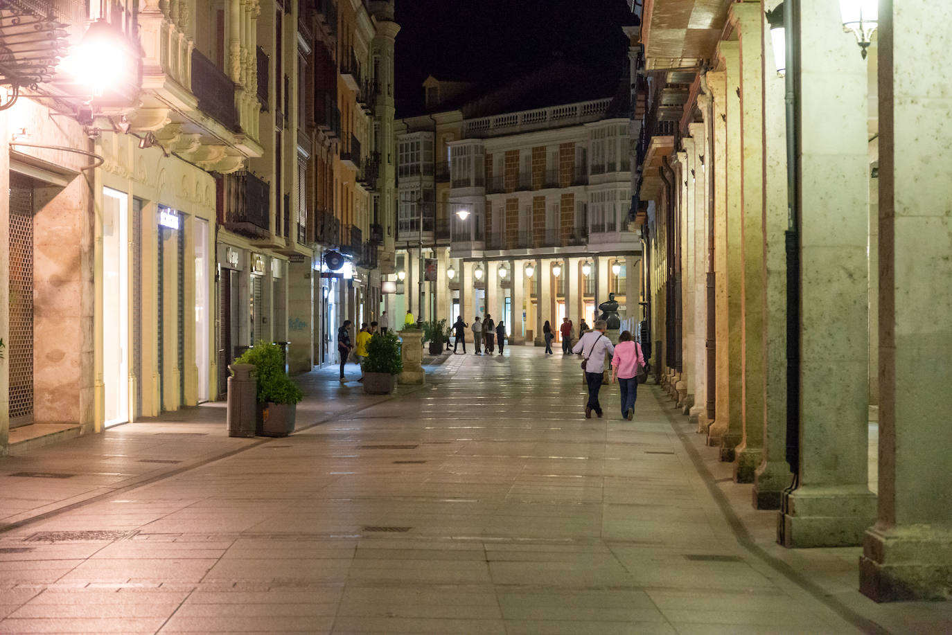 Palentinos en la Calle Mayor después de la medianoche.