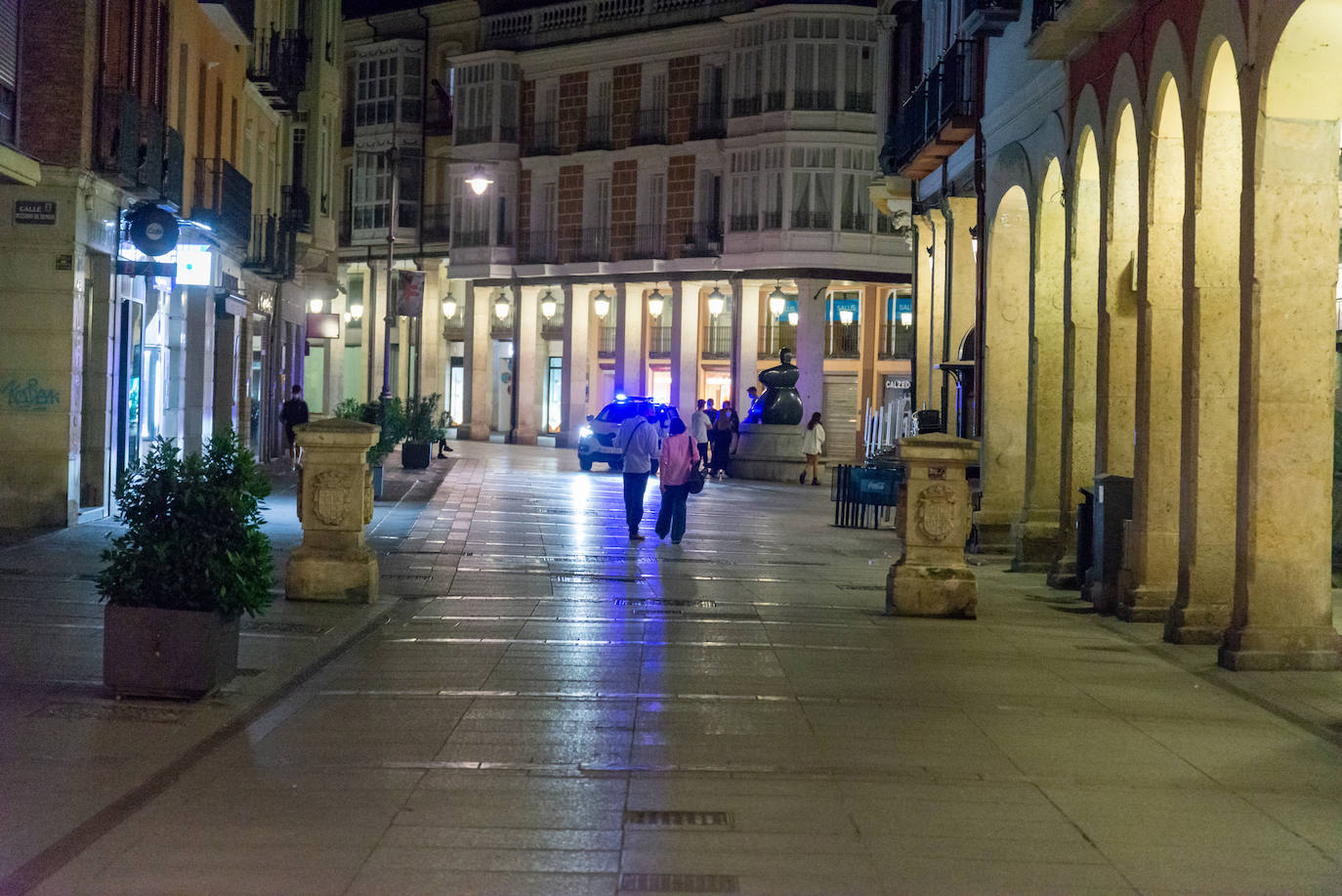 Palentinos en la Calle Mayor después de la medianoche.