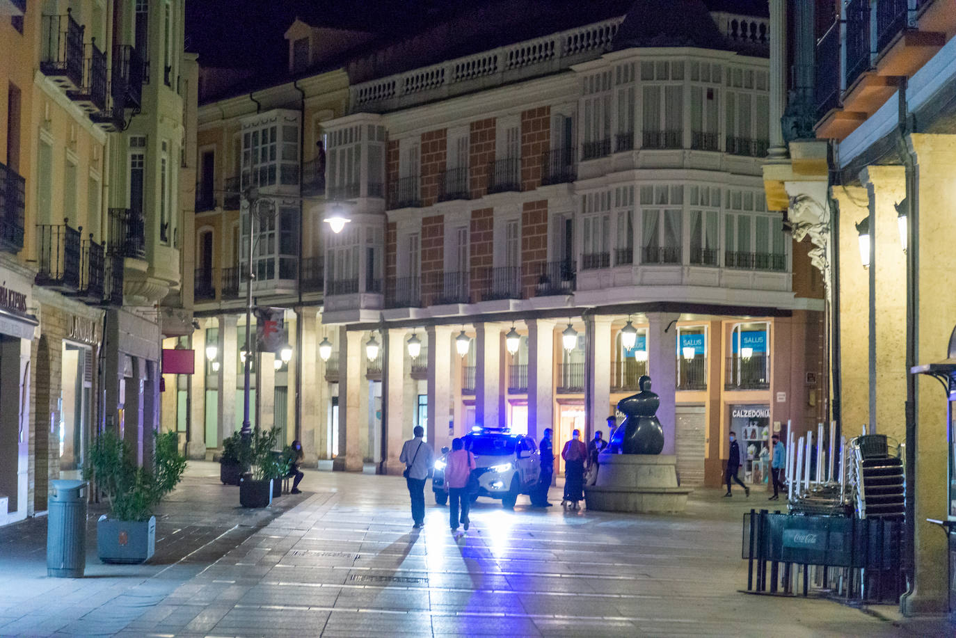 Palentinos en la Calle Mayor después de la medianoche.