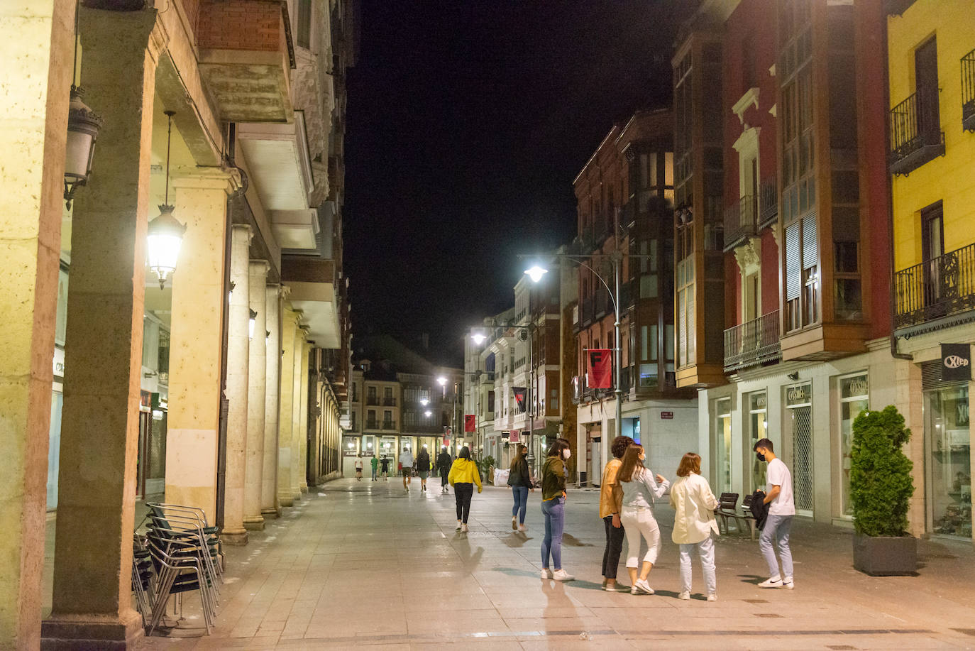 Palentinos en la Calle Mayor después de la medianoche.