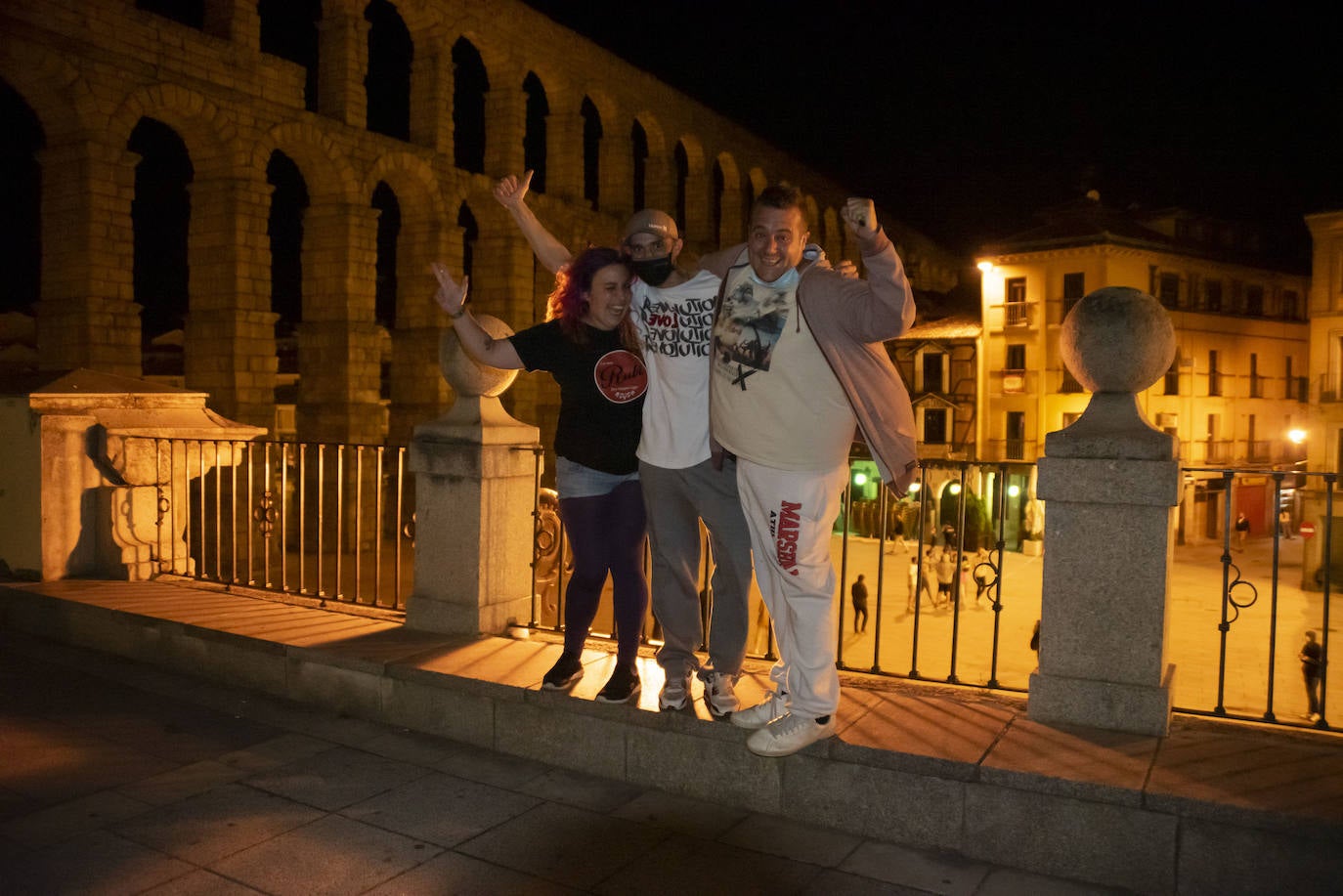 Grupos de jóvenes en las calles de Segovia tras el fin del estado de alarma.