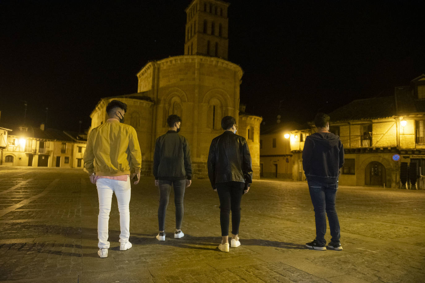 Grupos de jóvenes en las calles de Segovia tras el fin del estado de alarma.