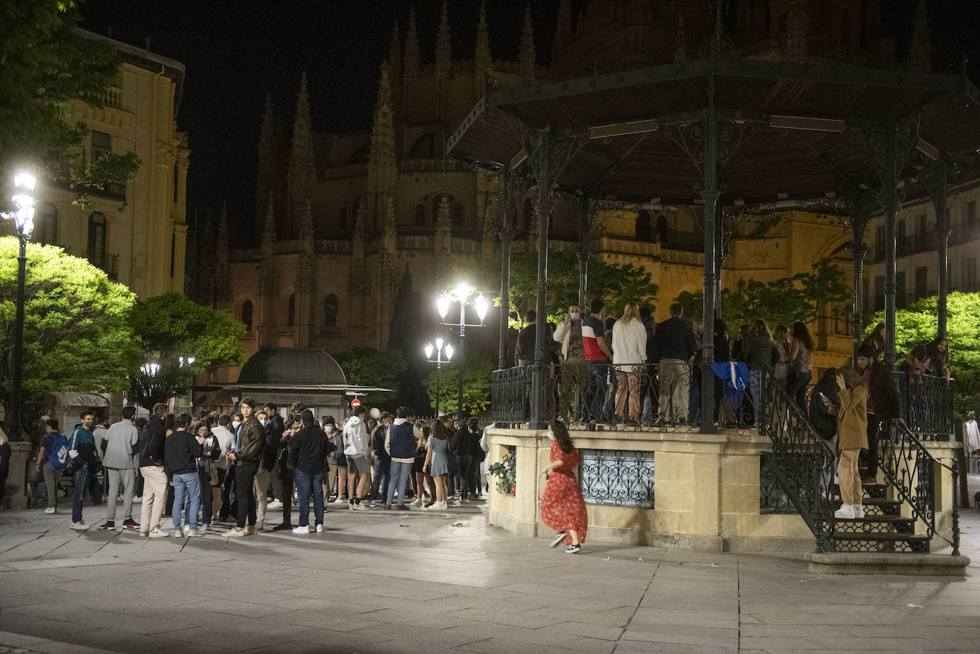 Grupos de jóvenes en las calles de Segovia tras el fin del estado de alarma.