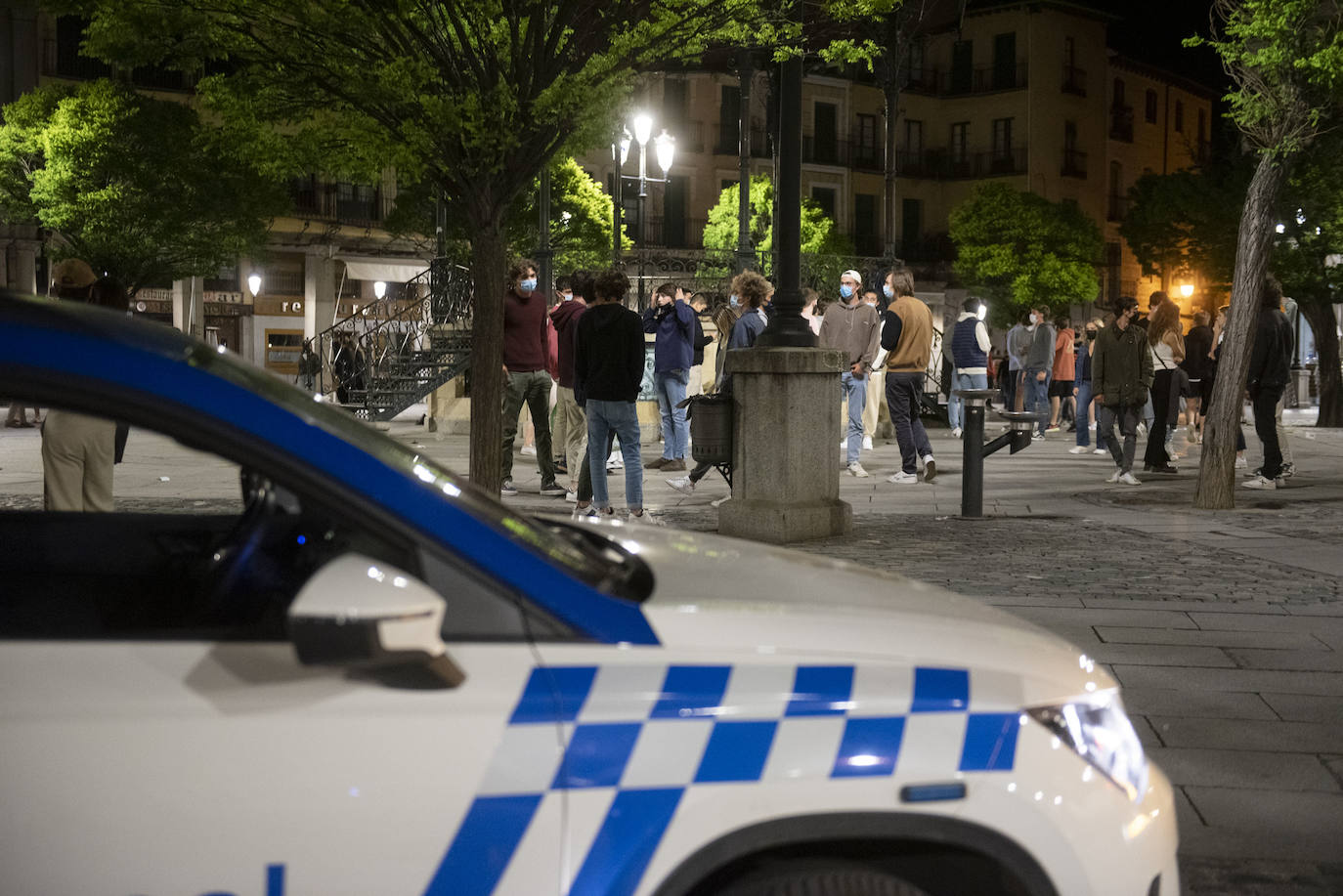 Grupos de jóvenes en las calles de Segovia tras el fin del estado de alarma.