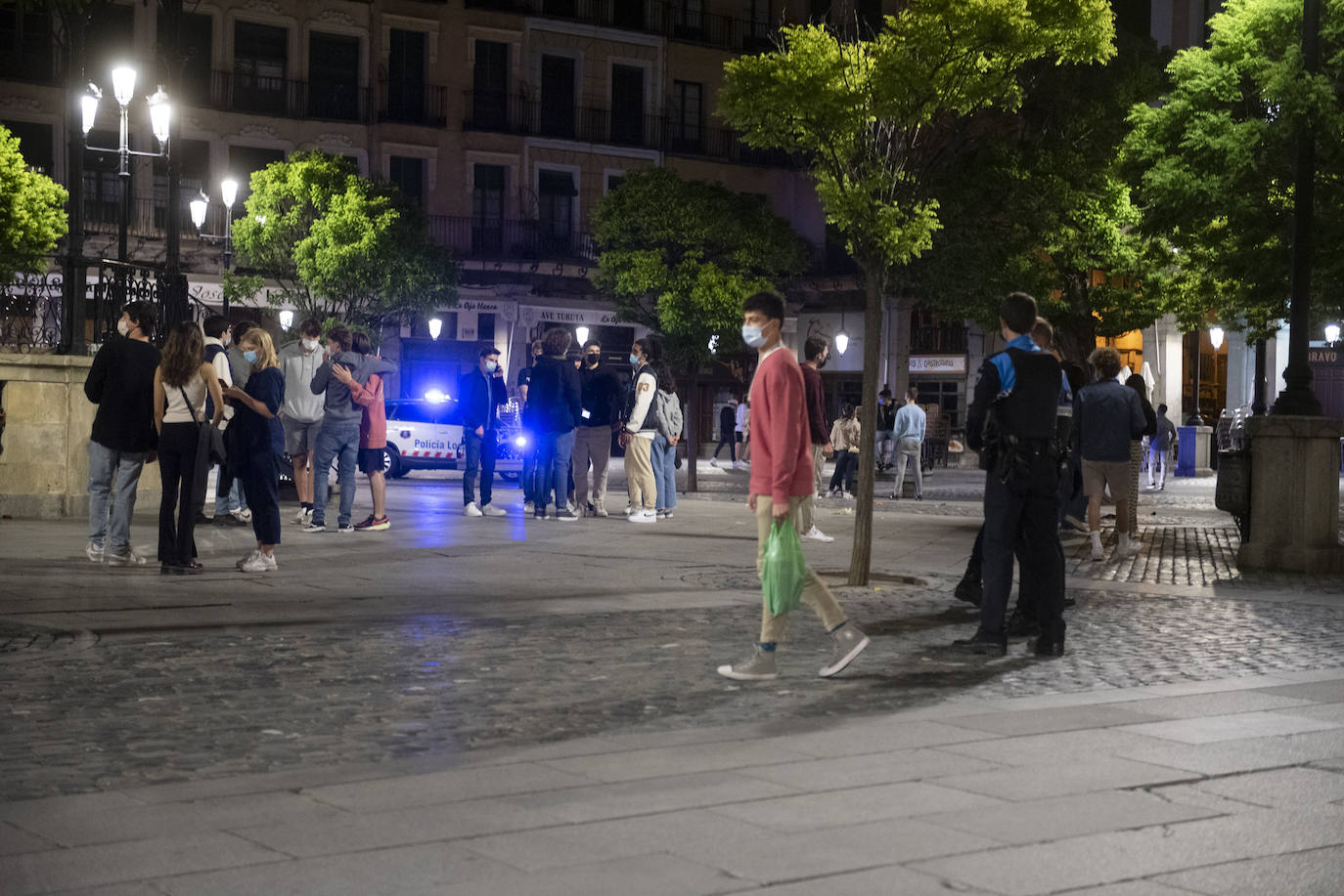 Grupos de jóvenes en las calles de Segovia tras el fin del estado de alarma.