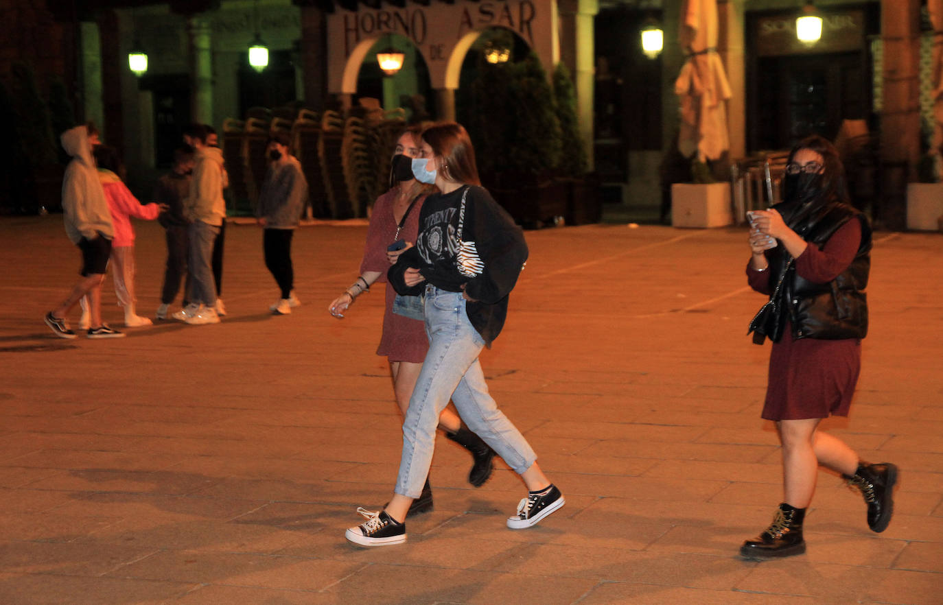 Grupos de jóvenes en las calles de Segovia tras el fin del estado de alarma.