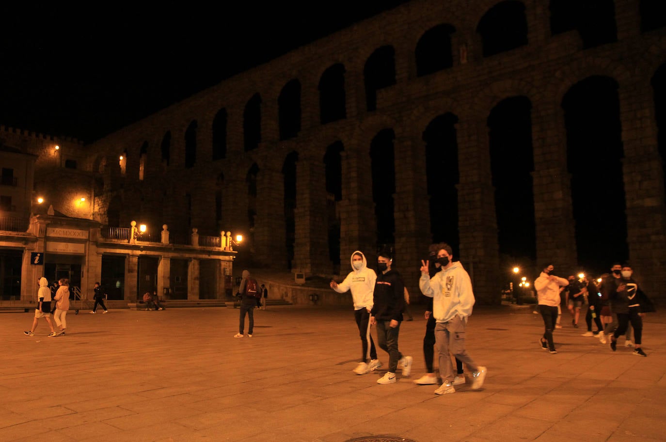 Grupos de jóvenes en las calles de Segovia tras el fin del estado de alarma.