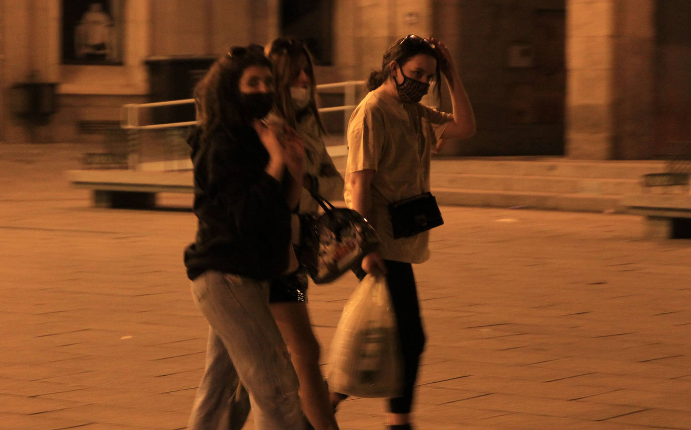 Grupos de jóvenes en las calles de Segovia tras el fin del estado de alarma.