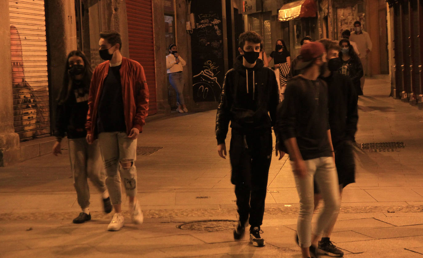 Grupos de jóvenes en las calles de Segovia tras el fin del estado de alarma.