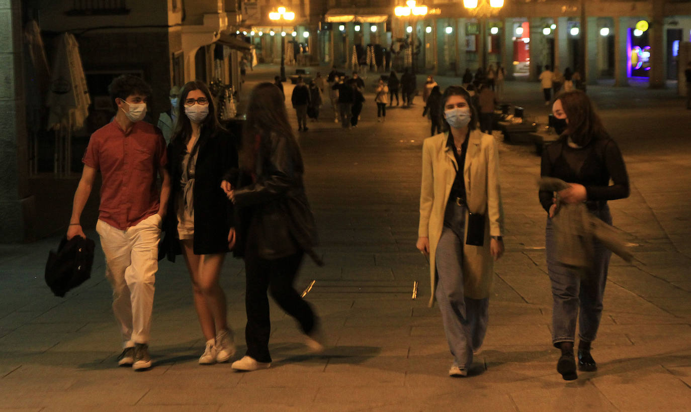 Grupos de jóvenes en las calles de Segovia tras el fin del estado de alarma.