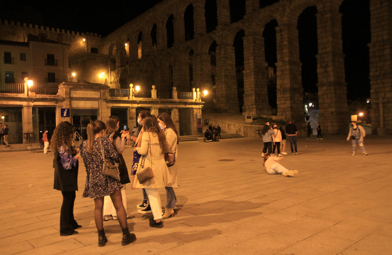 Grupos de jóvenes en las calles de Segovia tras el fin del estado de alarma.