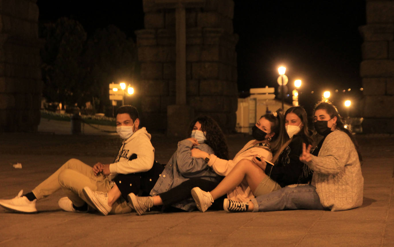 Grupos de jóvenes en las calles de Segovia tras el fin del estado de alarma.