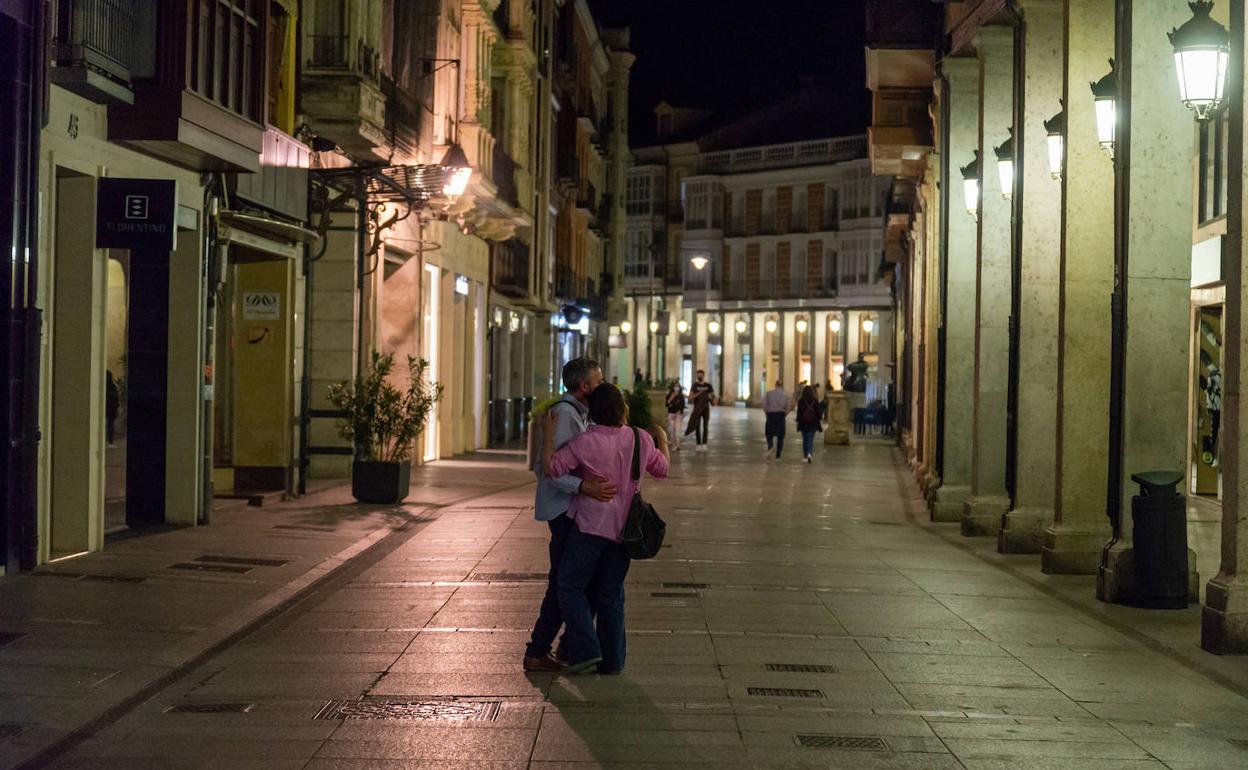 Una pareja baila en la Calle Mayor, pasada la medianoche.