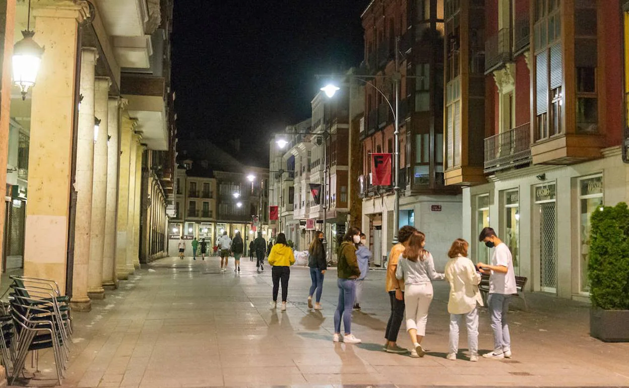 Grupos de jóvenes a partir de las doce de la noche por la Calle Mayor de Palencia. 