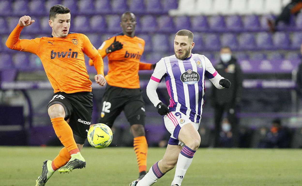 Weissman ante Guillamón y Diakhaby (por detrás) en el Real Valladolid-Valencia de la primera vuelta