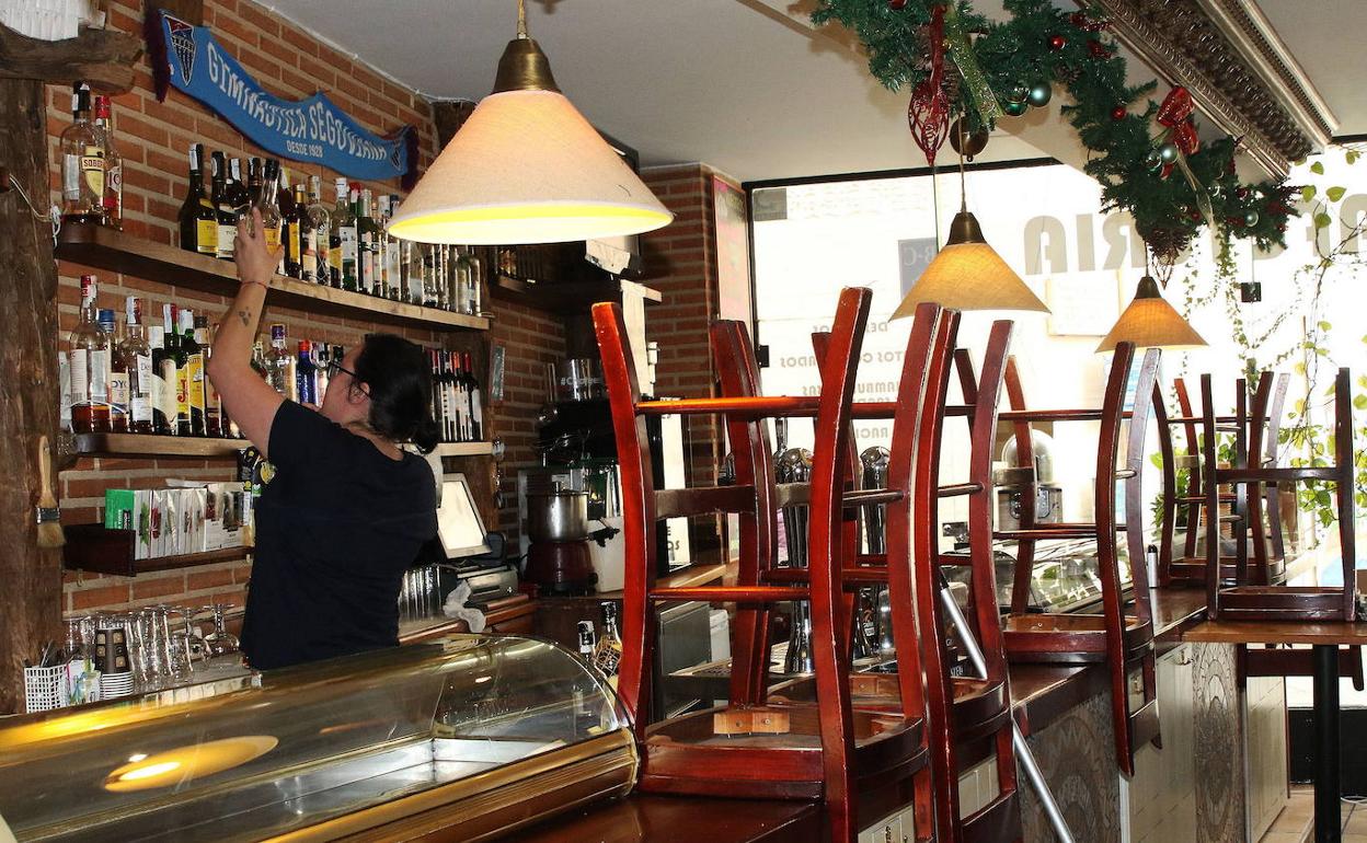 Interior cerrado de un bar en la capital segoviana. 