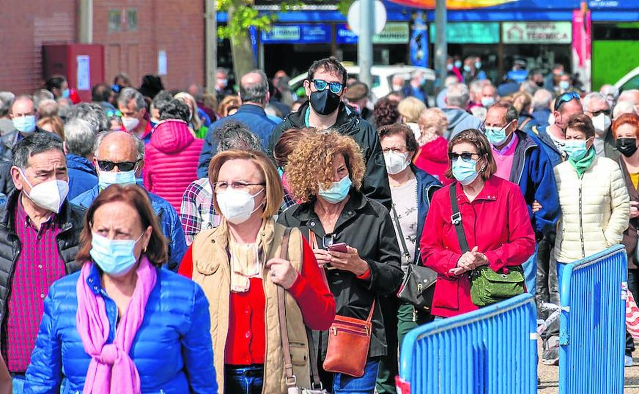 Colas en Campos Góticos para vacunarse, este jueves. 