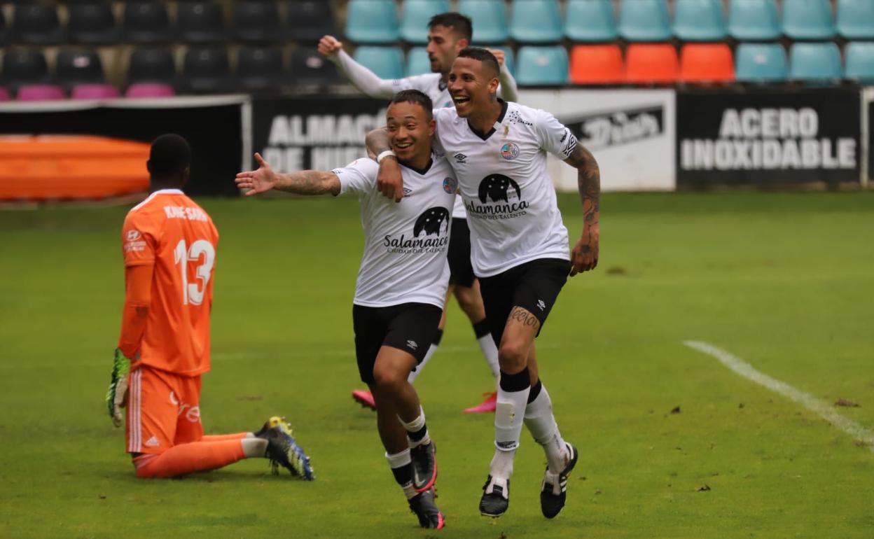 Juancho y el Puma Chávez celebran el tanto del colombiano al Oviedo B. 