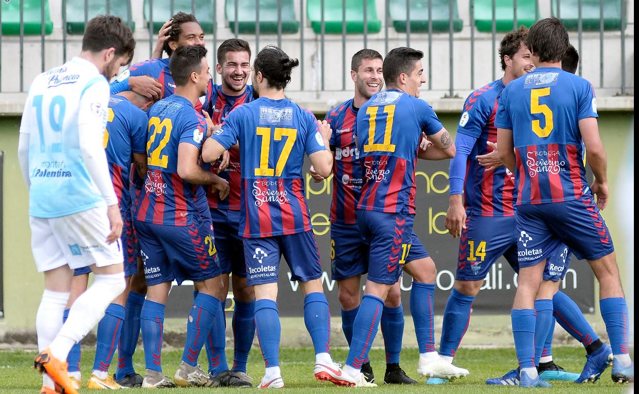 Jugadores de la Segoviana celebran uno de los goles al Palencia Cristo en La Albuera. 