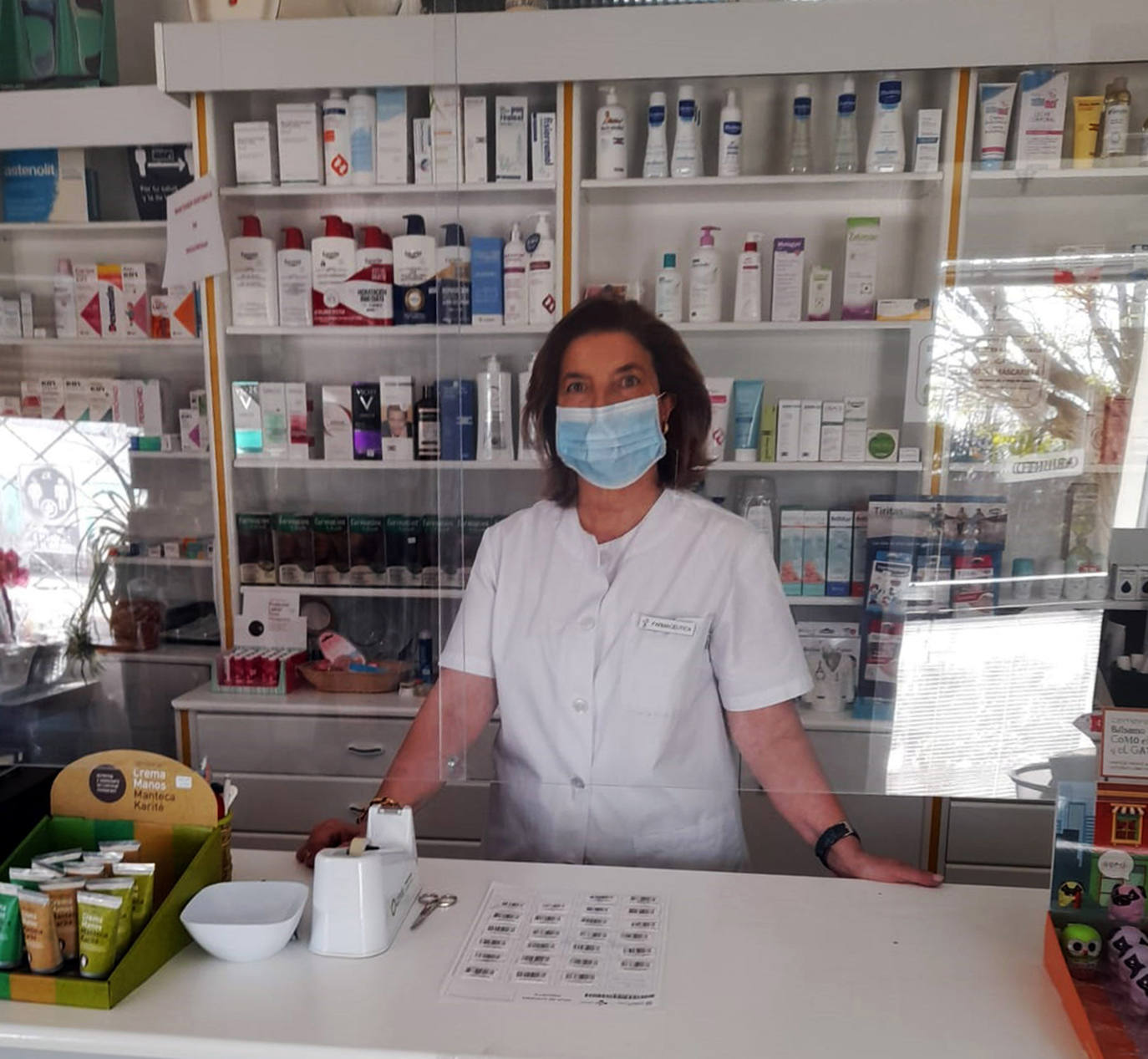 Carmen Solís, en su farmacia de Boceguillas.