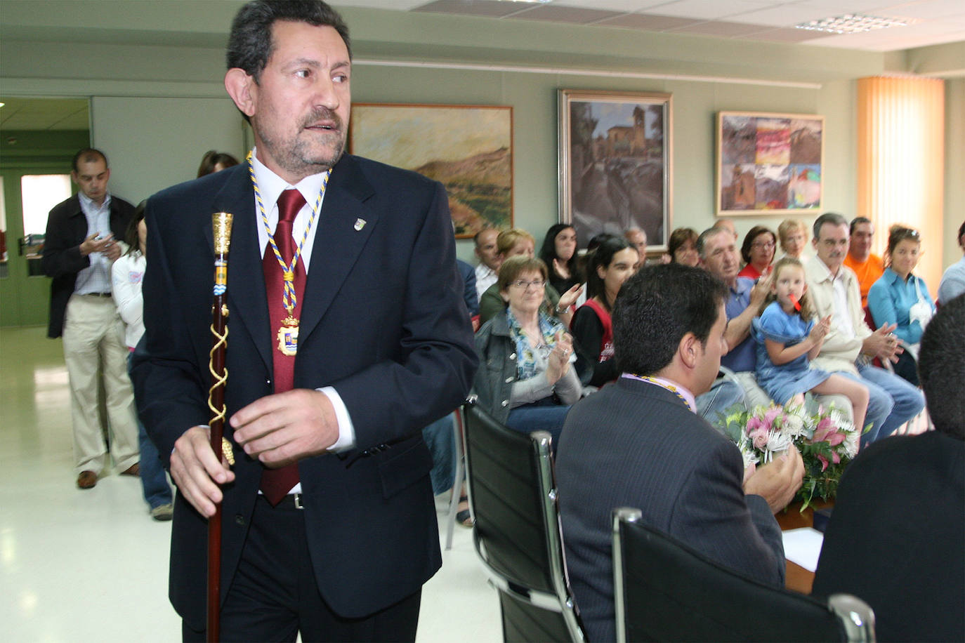 Domingo Asenjo, con el bastón de mando del Ayuntamiento de Palazuelos de Eresma.