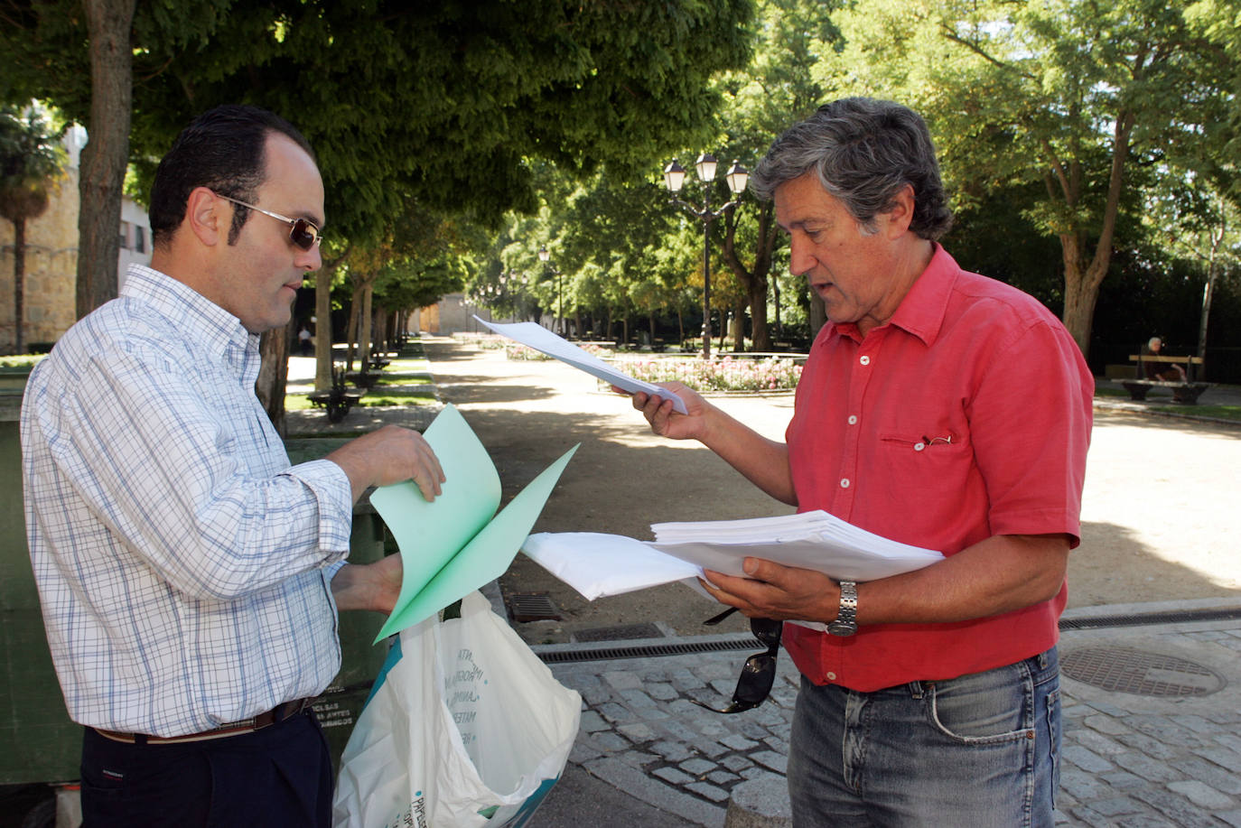 José Ángel Frías y Luis Peñalosa, con documentación para evitar la construcción del 'parking' del paseo del Salón.