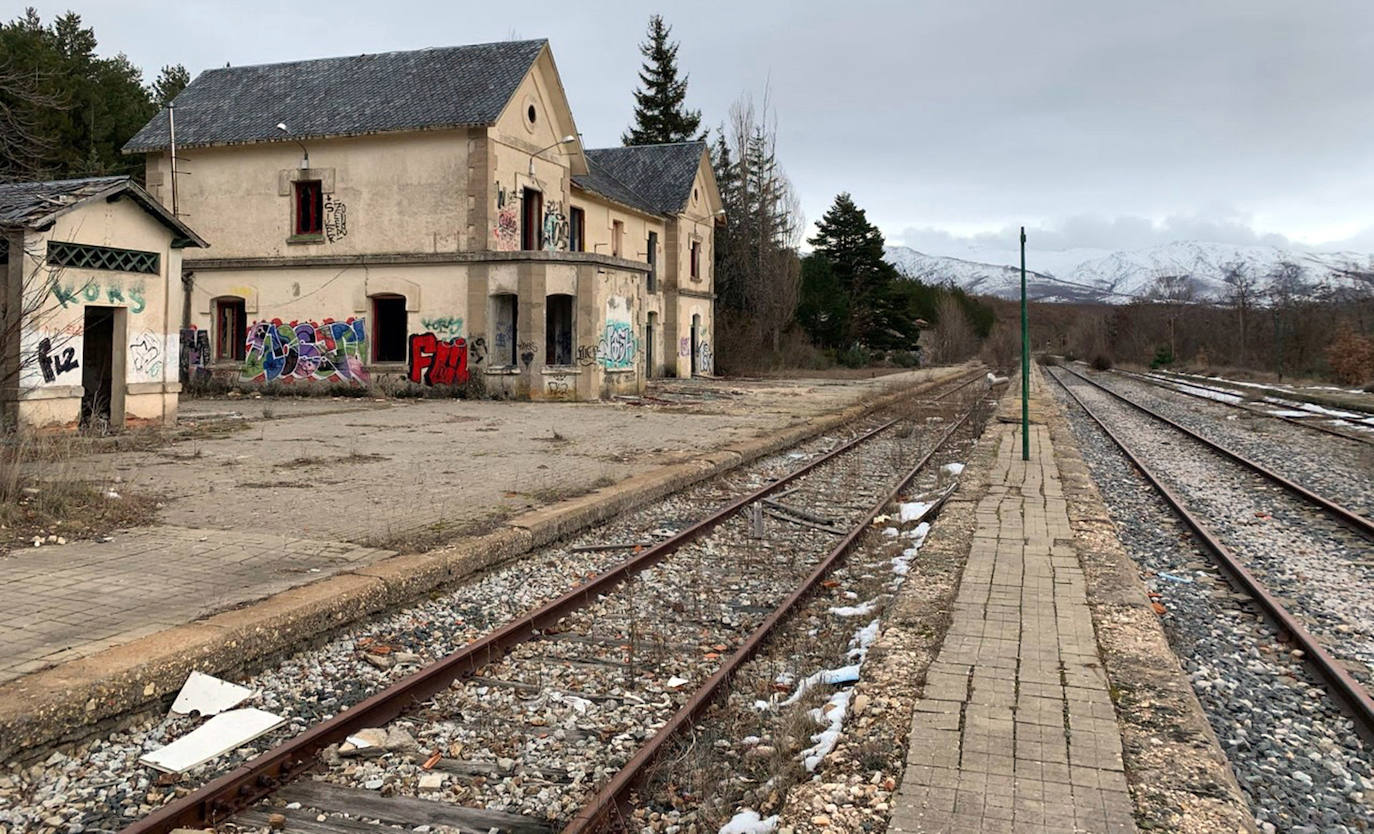 Línea de ferrocarril 102 a su paso por la estación de Riaza.