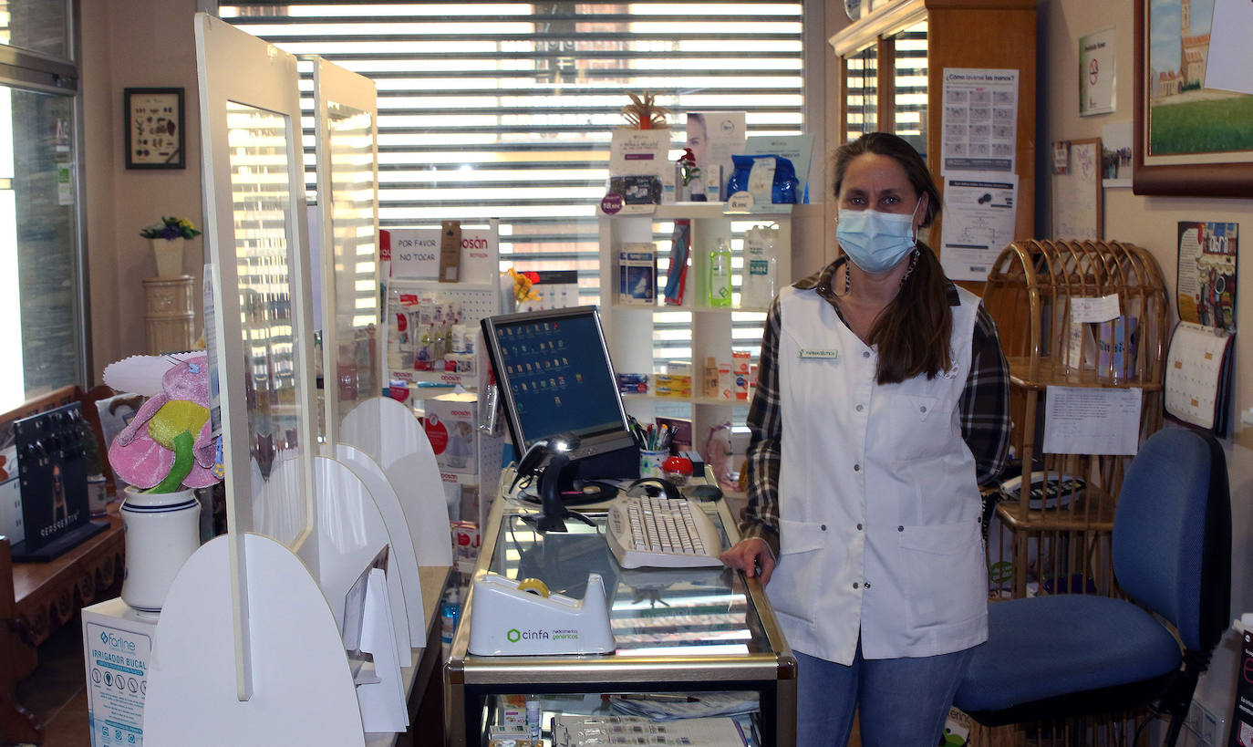 Isabel González, en su farmacia de Valseca.
