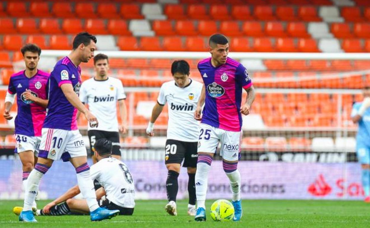 Lucas Olaza, con el balón, en un momento del Valencia-Real Valladolid.