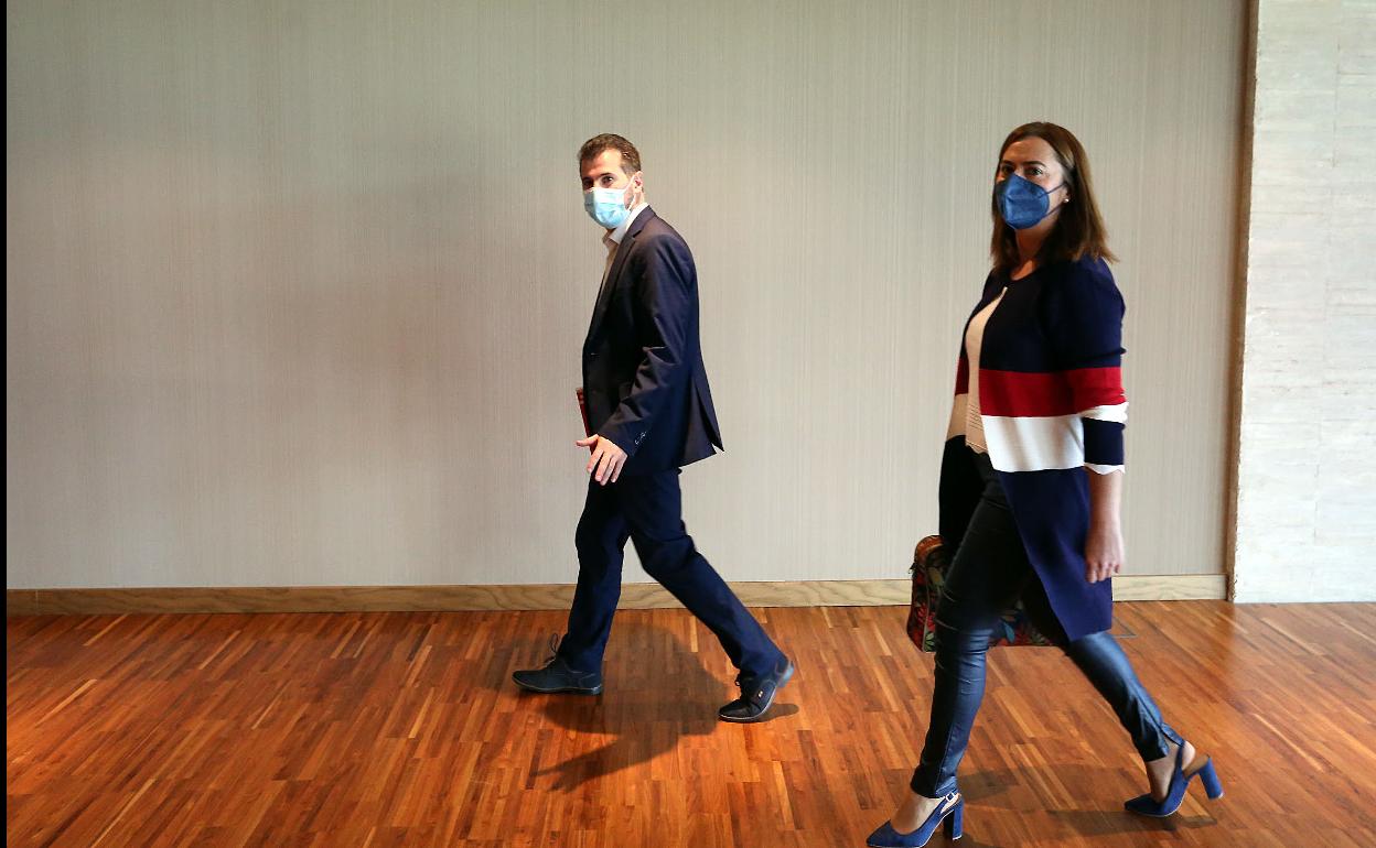 Luis Tudanca y Virginia Barcones, en un pasillo de las Cortes. 