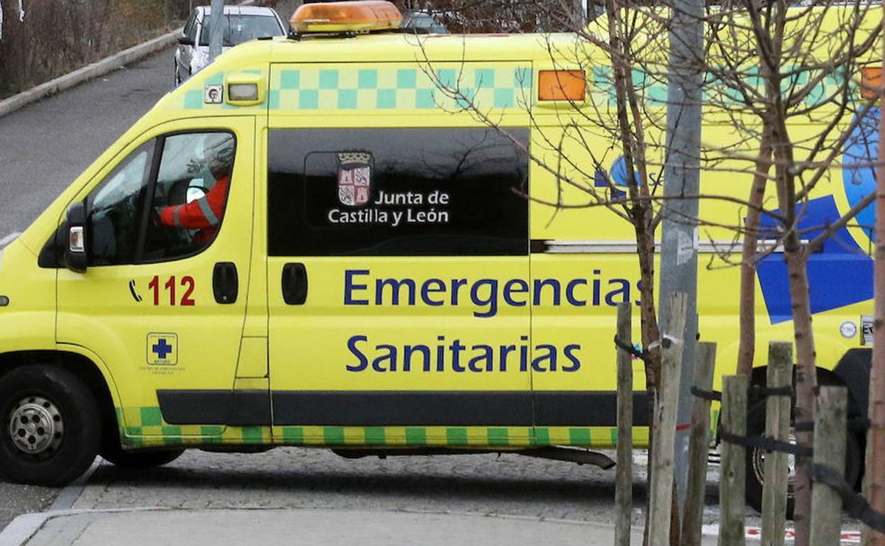 Accidente en Valladolid: Herido el chófer de un camión que transportaba pellets tras volcar en la VA-705, en Benafarces