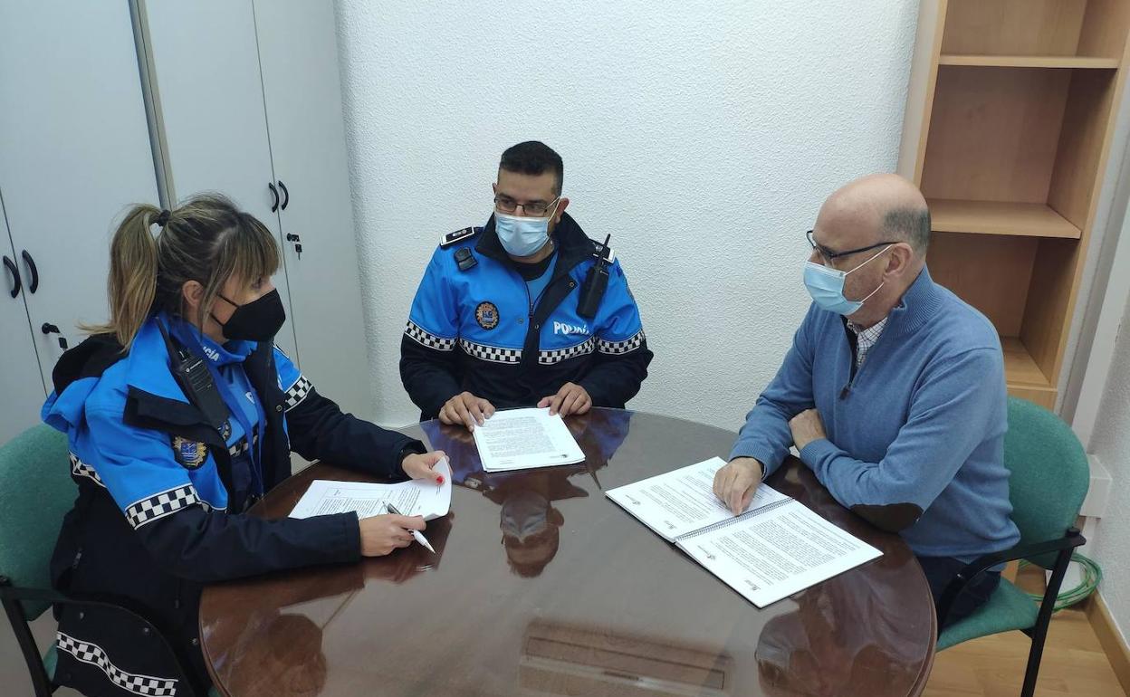 El concejal Jesús Hernández con dos agentes de la Policía Local de Santa Marta de Tormes.