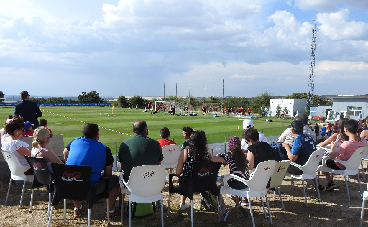 Varios aficionados observan un entrenamiento del Atleti en los campos de Los Ángeles de San Rafael.