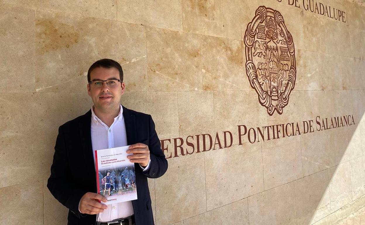 Javier Mérida Arjona posando con el libro 