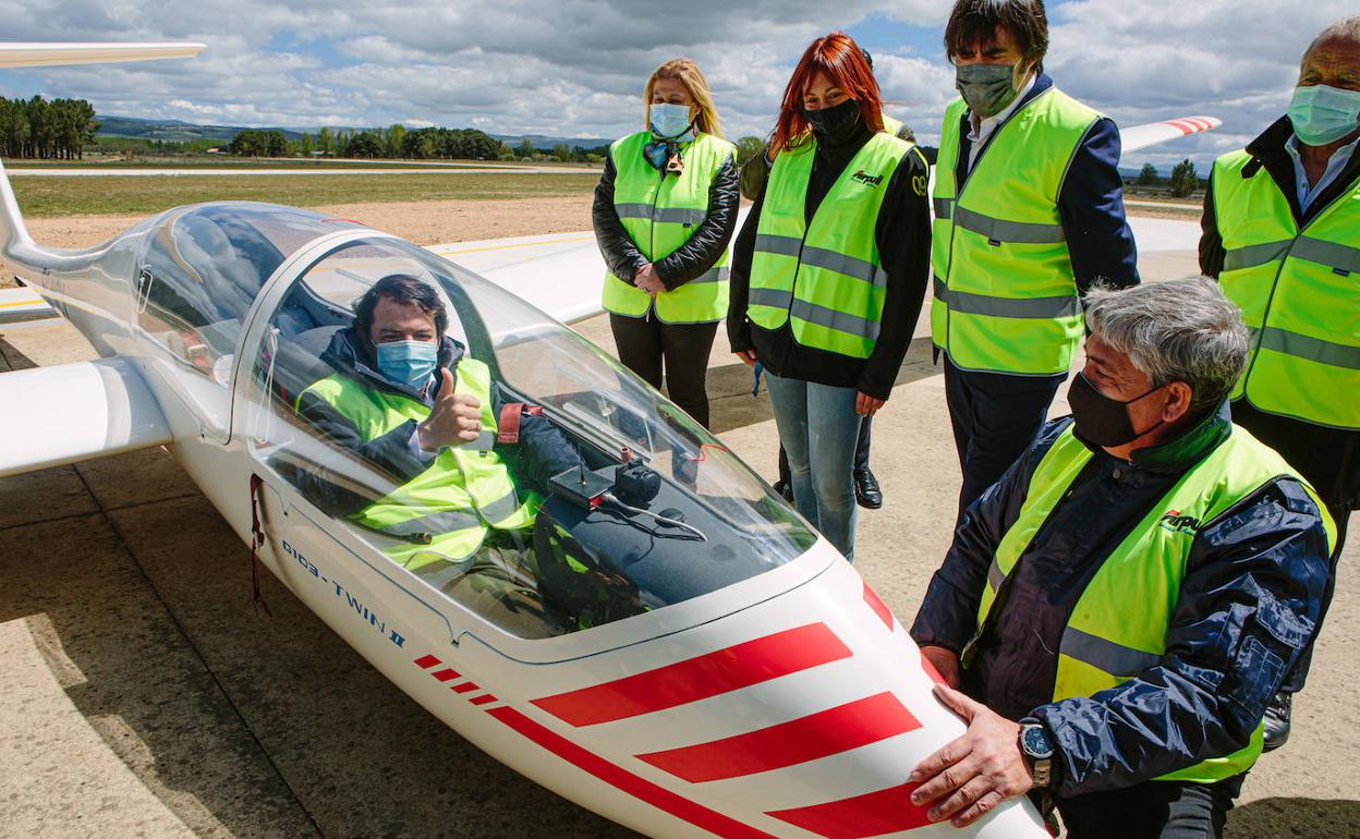 Mañueco, esta mañana en su visita al aérodromo de Soria.
