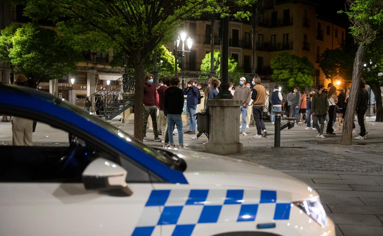 Presencia de Policía Local en la Plaza Mayor de Segovia el pasado sábado, tras la supresión del estado de alarma. 
