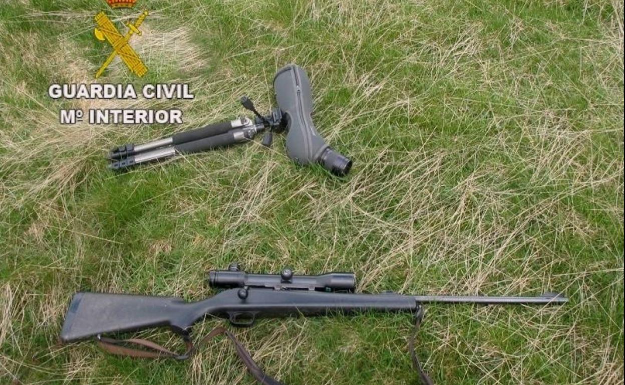 Denuncian a un varón por cazar un rebeco en un coto de León sin autorización
