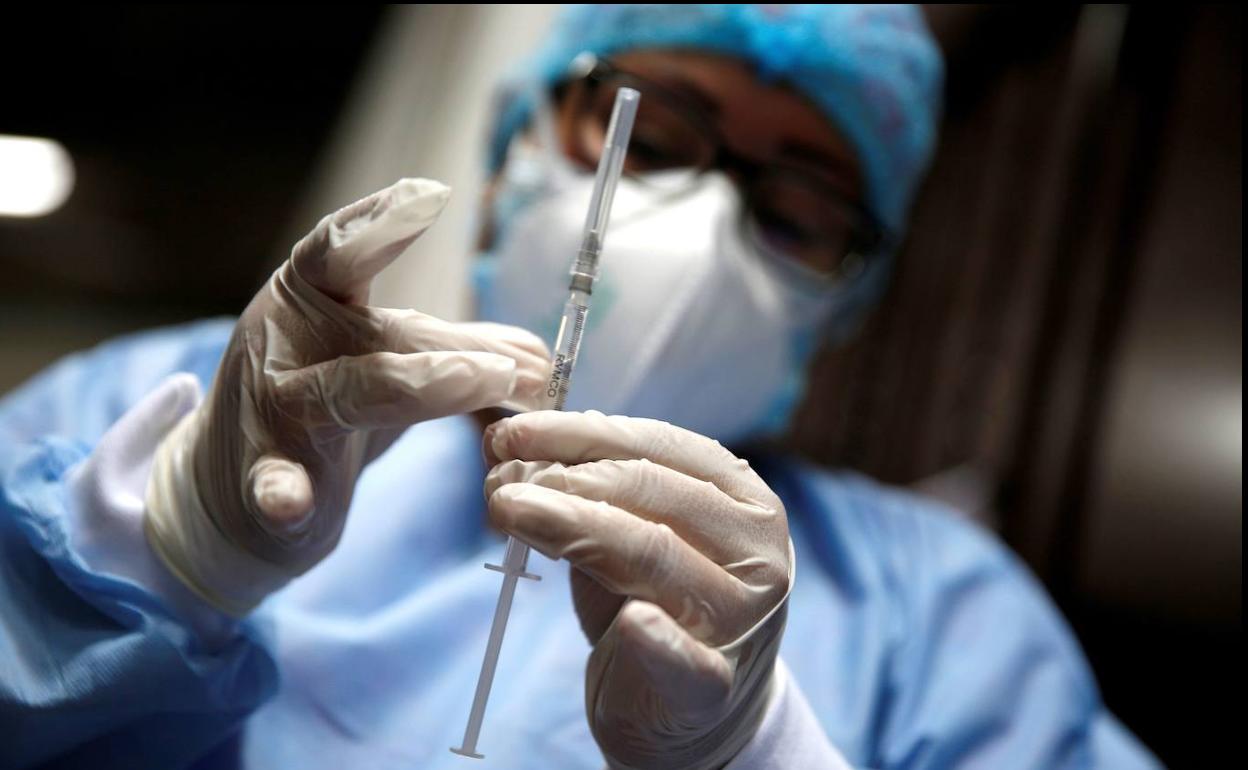 preparación de la dosis de una vacuna. 