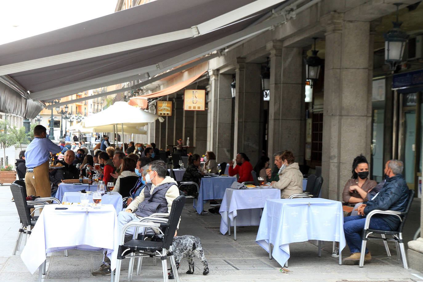 Terraza del centro de Segovia este domingo por la mañana.