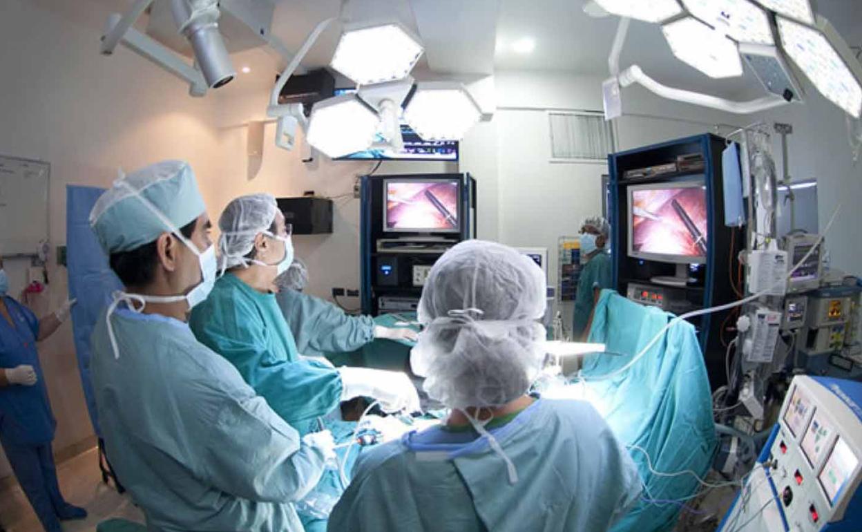 Imagen de una intervención en un quirófano 