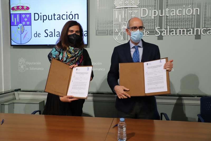 Las partes muestran el acuerdo firmado en la Diputación 