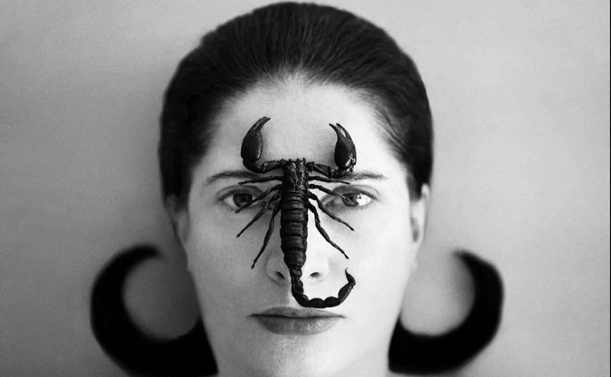 La serbia Marina Abramović lleva décadas agitando al público con sus acciones artísticas. 