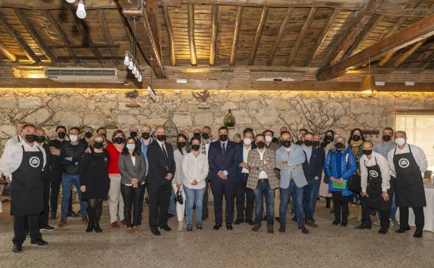 Foto de familia de catadores, sumilleres, camareros y organizadores. 