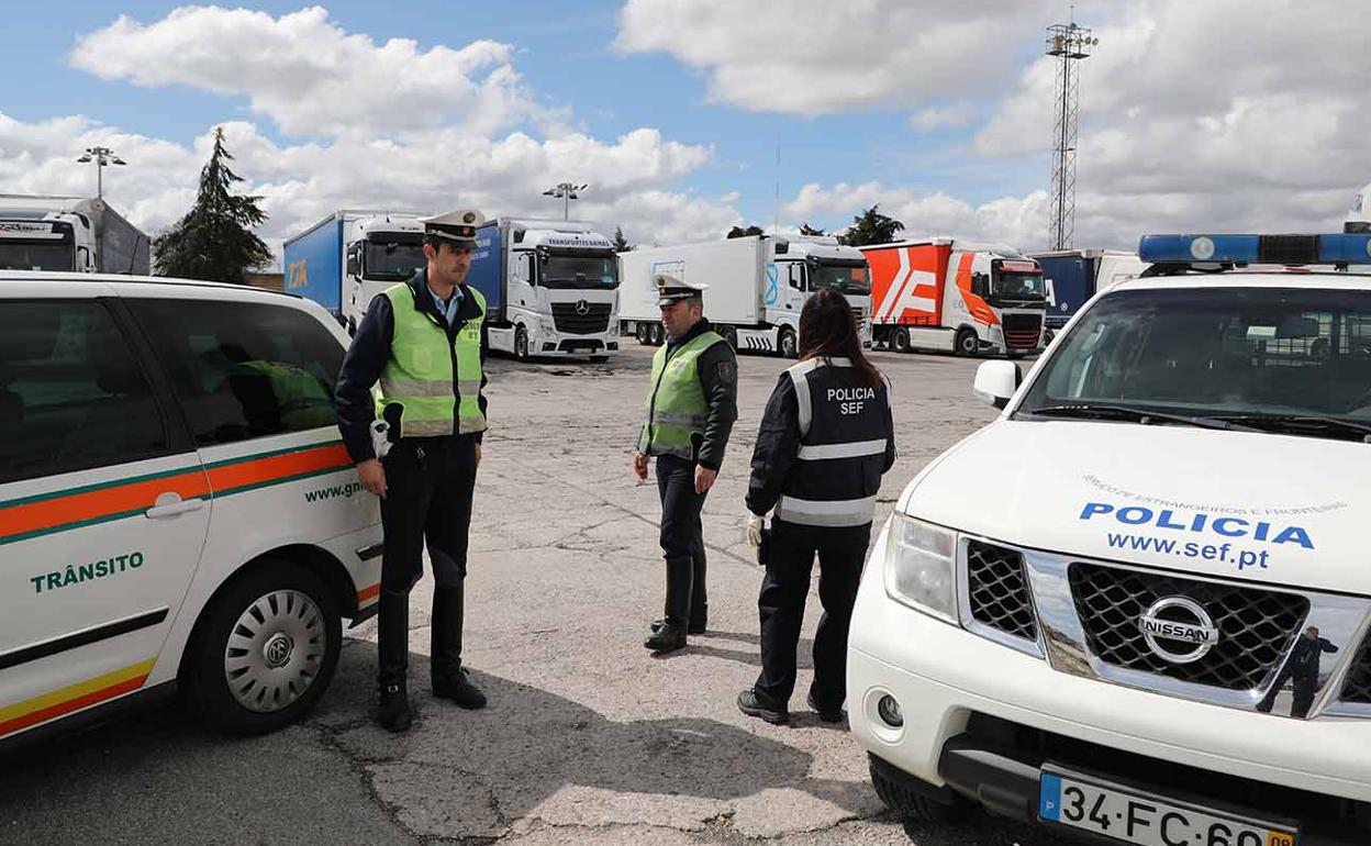 Agentes portugueses en el TIR en la forntera entre España y Portugal 