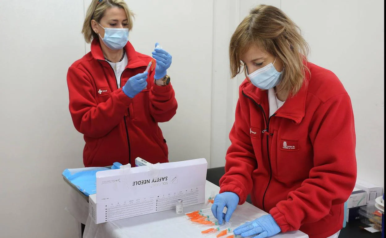 Preparación de vacunas en Palencia.