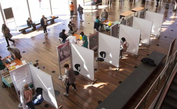 Vacunación masiva en el Centro Cultural Miguel Delibes de Valladolid. 